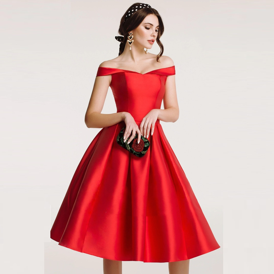 Red Homecoming Dresses Mini Short Prom Dresses Of the Shoulder Bridesmaid Dresses Weddingg Gäst Formell aftonklänningar Ruched Cocktail Dancing Wear In Stock