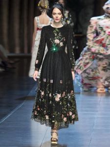 Extravagante dames lente hoge kwaliteit mode feest zwart kant borduurwerk veren elegante catwalk mooie slanke pasvorm klassieke mooie lange jurk