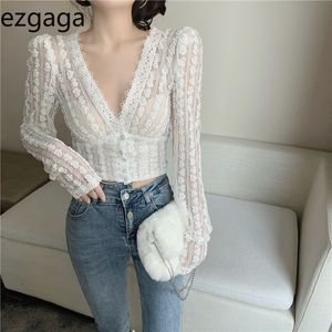 Ezgaga Sexy Blouse Shirts Dames Koreaanse V-hals Kant Dunne Slanke Hol Chique Dames Clubwear Basic Lange Mouwen Shirts Crop Tops 210430