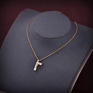 F Ontwerper Ingelegde Edelsteen Hanger Ketting Mode Metalen Juweel Splicing Ketting Dames Minimalistische Schakelketting Sleutelbeenketting Ornament