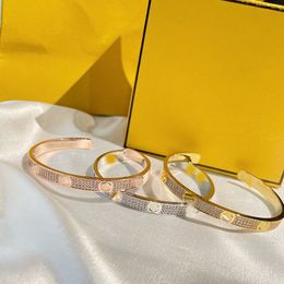 F Familia Nuevo estilo Pulseras Mujer Brazalete Diseñador Carta Joyería Cuero sintético 18K Chapado en oro Acero inoxidable Pulsera para mujer Regalos de boda Accesorios 2024