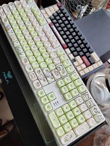 F108 Bedraad mechanisch toetsenbord RGB-verlichting mahjong geluid meisje schattig YG108 drie modus kantoor moa key cap