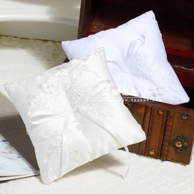 

White Ivory And White Wedding Ring Pillows With Ribbow Bow Flowers Applliques Bride And Groom Pillows For Rings