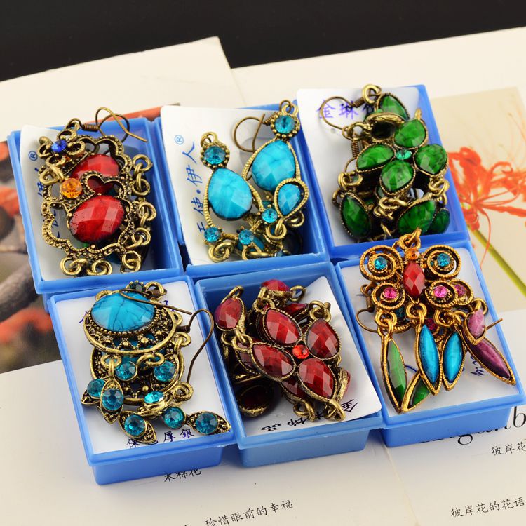 Mélange aléatoire 30 style 30Pairs / lot Rétro Vintage Bronze résine cristal Gem boucles d'oreilles pendantes boucles d'oreilles hyperbole gland