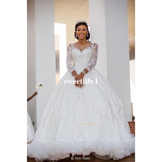 

Gorgeous 2019 New Sheer Jewel Wedding Dresses Lace Appliques Beaded Long Sleeve Ball Gown Bridal Gown Custom Made Hot Sale For Church, Silver