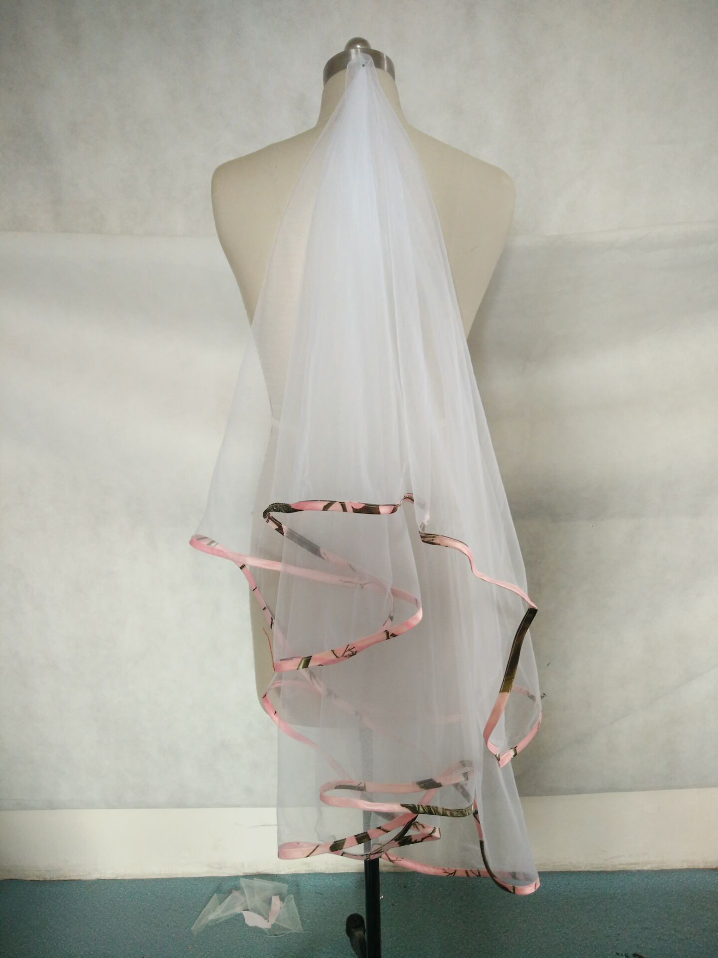 

AP Pink Realtree Camo Trimmed Veil Waist Length Short Wedding Veil