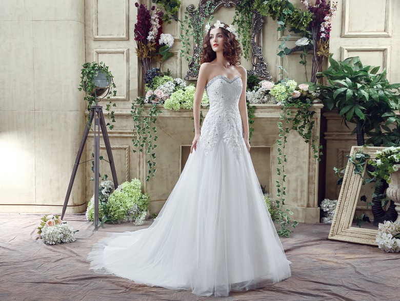 

Sparking Crystal Beaded Grace Wedding Dresses 2018 Sweetheat Sheer Tulle In Stock Applique Lace Back Lace Up Plus Size Bridal Gowns, Ivory