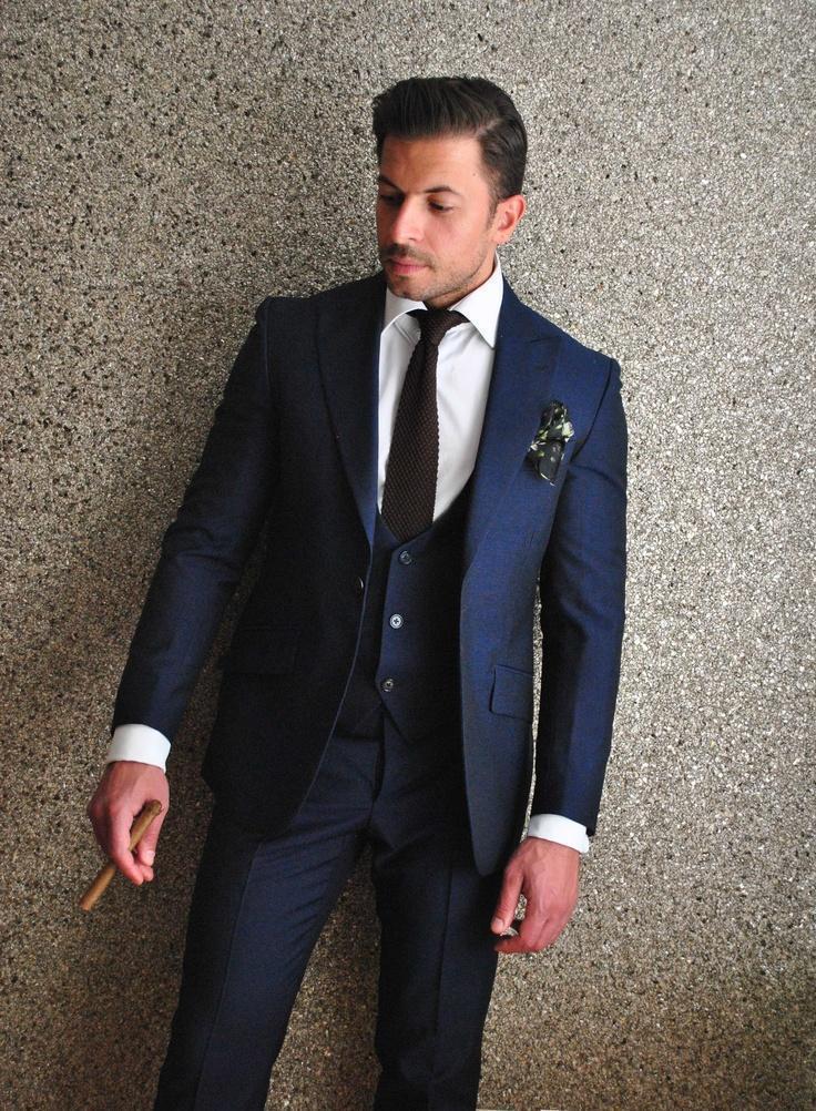 

Brand New 2016 Groom Tuxedos Navy Blue Groomsmen Peak Lapel Best Man Suit/Bridegroom/Wedding/Prom/Dinner Suits (Jacket+Pants+Tie+Vest), White