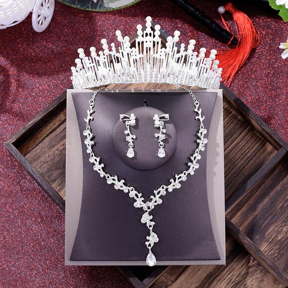 

Newest and best-selling bridal three-piece crown necklace earrings party banquet stage performance rhinestone pearl alloy church wedding