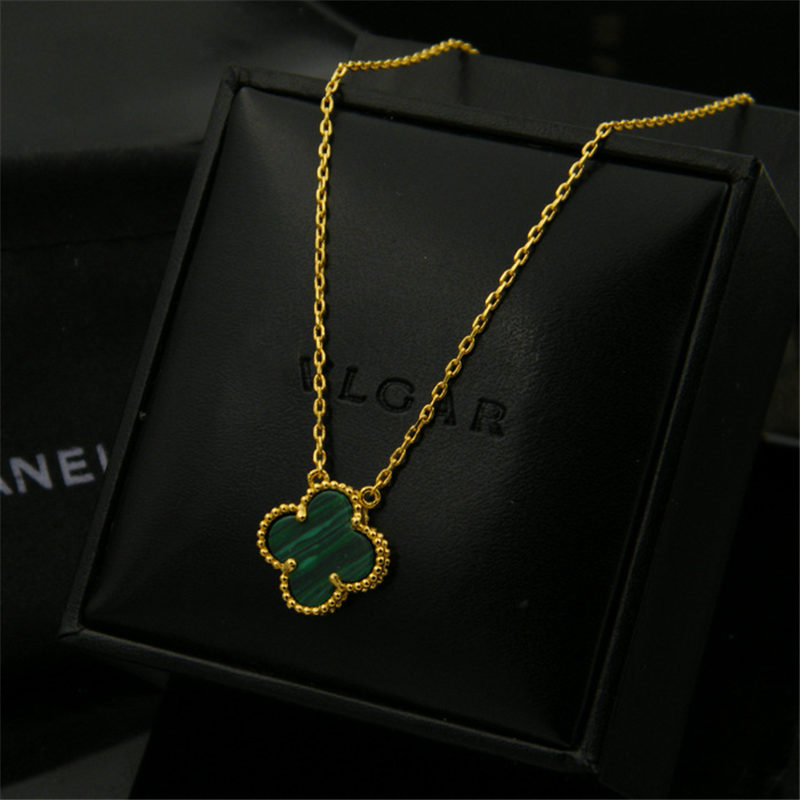 

Luxury Flower Pendant Necklaces Fashion Design Golden-edged Flowers Necklaces Womens Golden Fine Jewelry Lover Gift