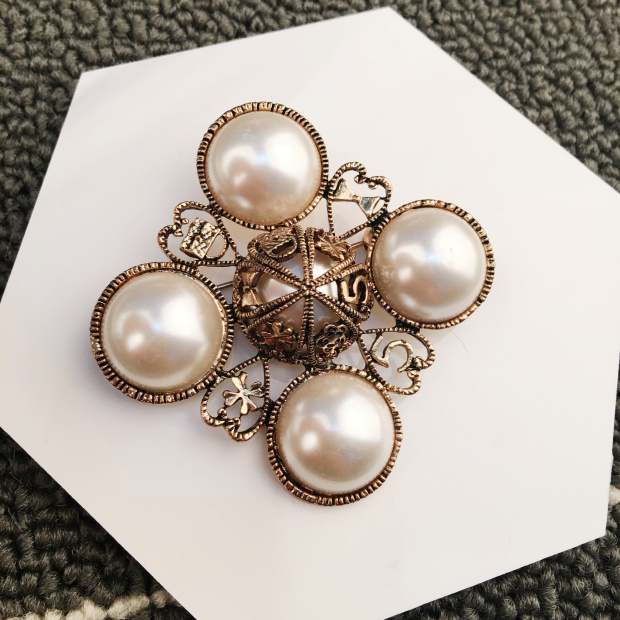Enorme Broche Fleur Vintage Fausse Perle Ivoire