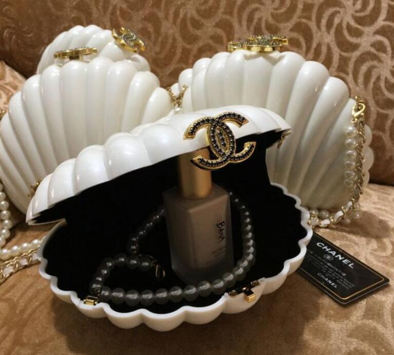 

1PCS VIP Luxury Black and white shells accessory gift bag girl party Fashion accessories Pearl Chain Clutch Top Designers wallet Rhinestone, Silver