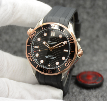 

42MM Automatic Outdoor Mens Watches Watch Gold Case and Markers Black Dial With Black Rubber Band Rotatable Bezel and Transparent Case Back