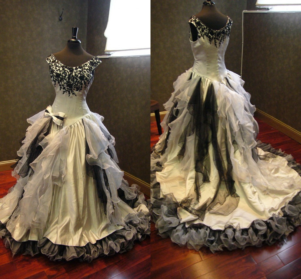 

2020 Black And White Vintage ball gown wedding dresses Lace Ruffle Bow Bateau Open Back Plus Size Wedding Dress robes de mariée Vestidos, Red