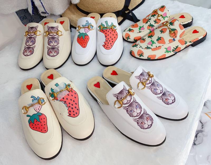

2019 designer loafer sandals princetown horsebit mules slipper with box suedue metal chain slipper cats strawberry embroidered, Multi