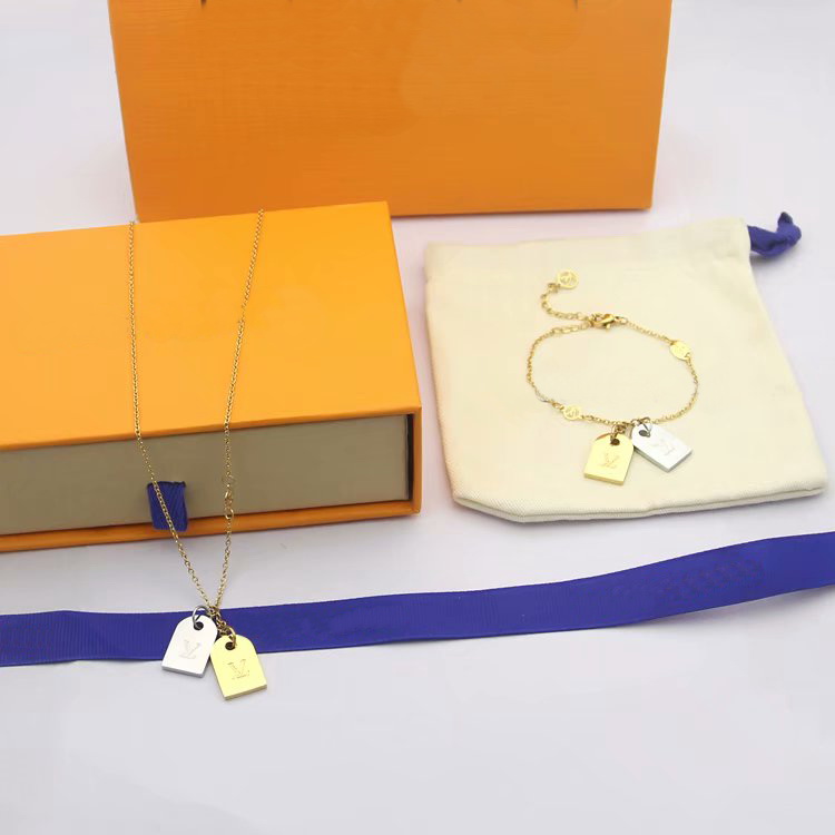 

Europe America Fashion Jewelry Sets Men Lady Women Smooth Engraved V Initials Double Color Square Hangtags Necklace Bracelet Sets, No original box