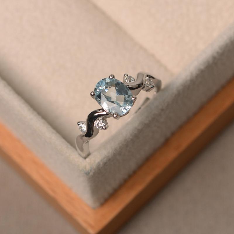 

Cluster Rings Zircon Topaz Ring Female S925 Silver Simple Personality Super Flash Oval Sapphire Index Finger Ladies Temperament