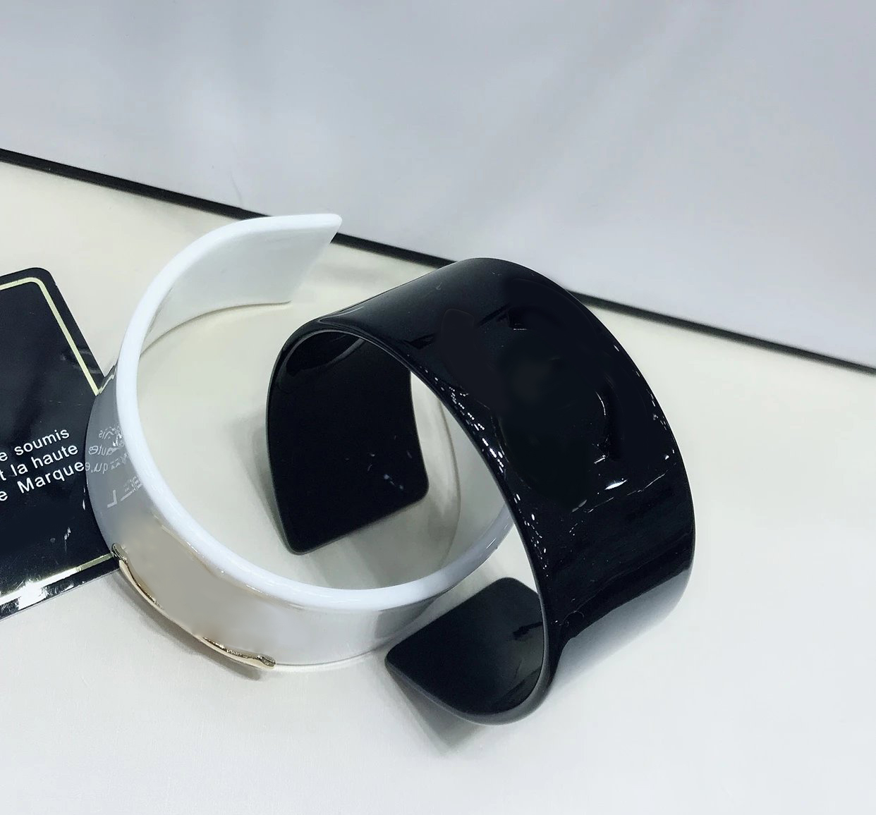 

New Classical European Black white fashion acrylic bracelet Hand ornaments Bangle accessories 6*2.8CM 2pcs for VIP gift