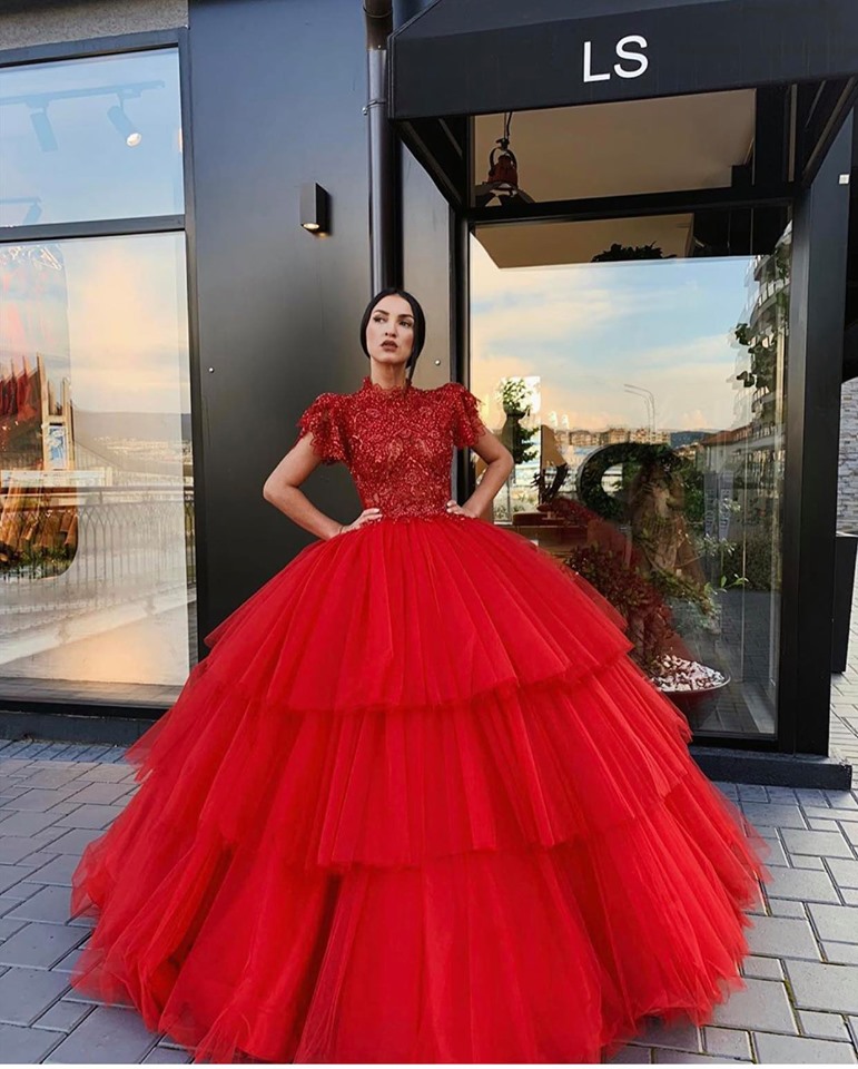 

High Neck Short Sleeve Gothic Red Lace Wedding Dresses Beaded Ball Gown Wedding Dress Cheap Vintage Formal Gowns Bling Sleeves Tiered Tulle, Sage