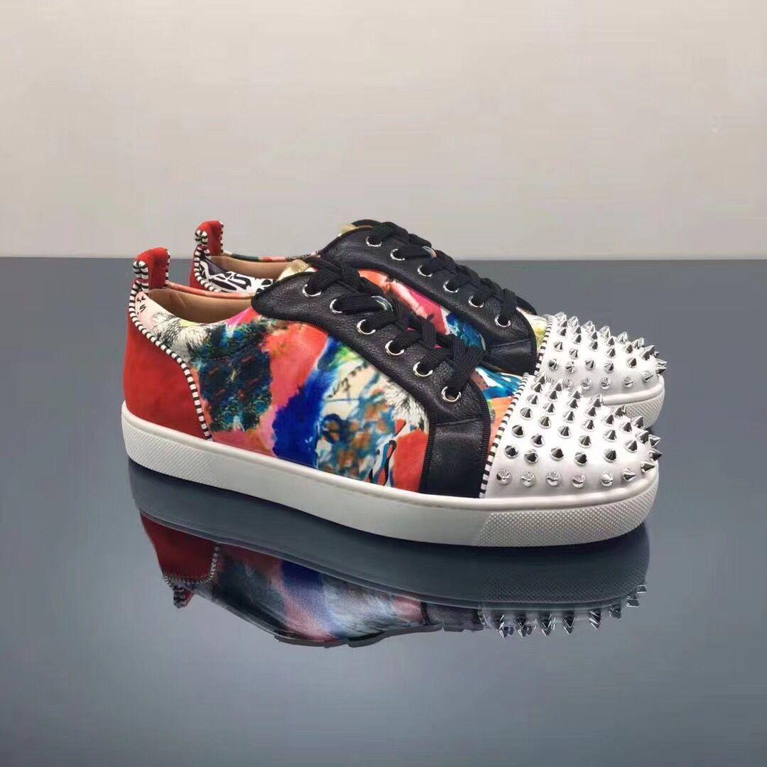 Italie Mode Top Design Graffiti Cuir avec Spikes Baskets de fond rouge pour femmes, Hommes Casual Top haut Top rouge Sole de loisirs