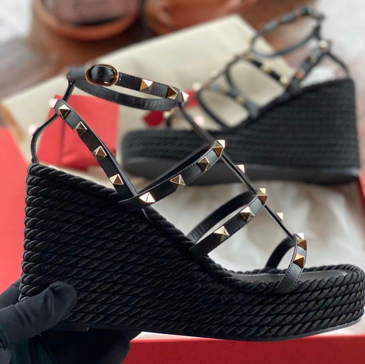 Espadrilles à semelles compensées Summer Sexy Sandales Roche Goujons Talons hauts Strappy dames Pompes Marque de mode Ladies soirée de mariage
