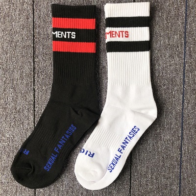 

VETEMENTS Hip Hop Stockings Unisex Fashion Style Long Socks Letter Embroideried Men Women Cotton Striped Socks Black White