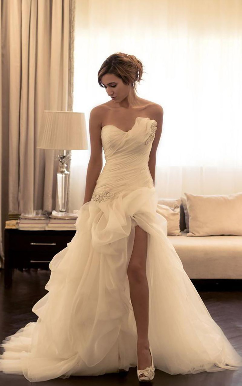 

Charming Off The Shoulder Organza Ruffles A Line High Low Wedding Dresses Front Split Country Bridal Gowns Short Wedding Dresses, White