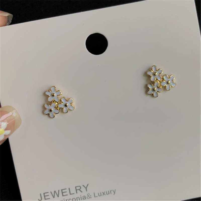 

Stud Fashion Small Pure And Fresh Sweet Flowers Pearl Earring Earrings Female Temperament Joker Resin