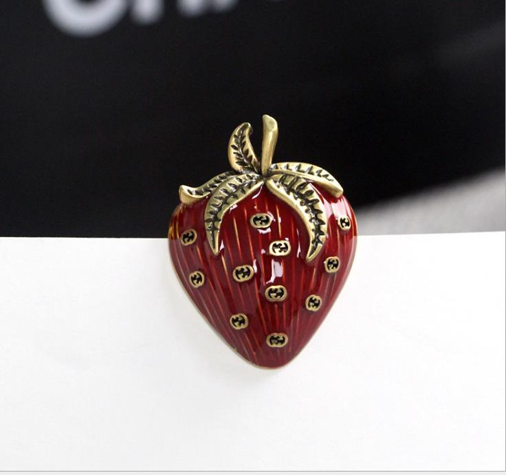 

New brooch, antique gold brass material, red fashion, natural clothing Brooch
