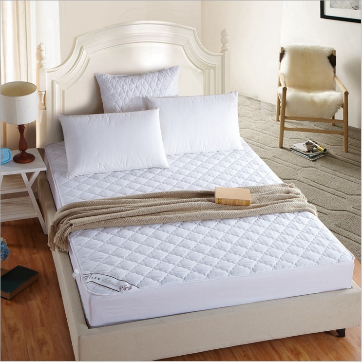 Un protège-matelas élastique matelassé blanc avec housse de matelas d'hôtel de remplissage, 6 tailles disponibles