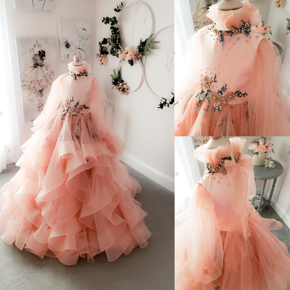 Robes de fille de fleur rose col haut à manches longues en dentelle appliquée perlée à plusieurs niveaux robe de concours de balayage train robe