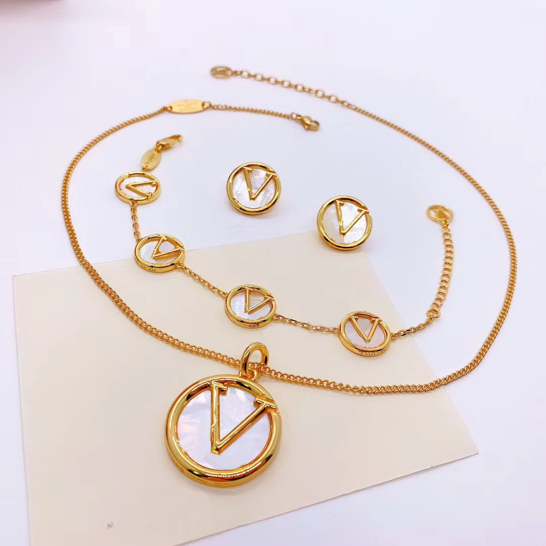 

Europe America Style Jewelry Sets Lady Women Engraved V Initials Mother of Pearl Round Pendant Necklace Earrings Bracelet Sets, No original box