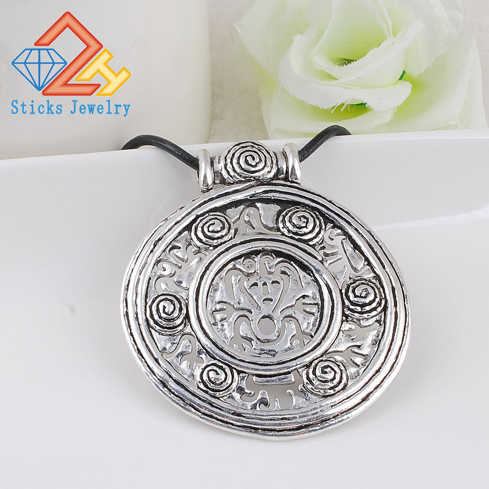 

Popular in Europe and America Vintage Alloy Cutout Pendant Necklace