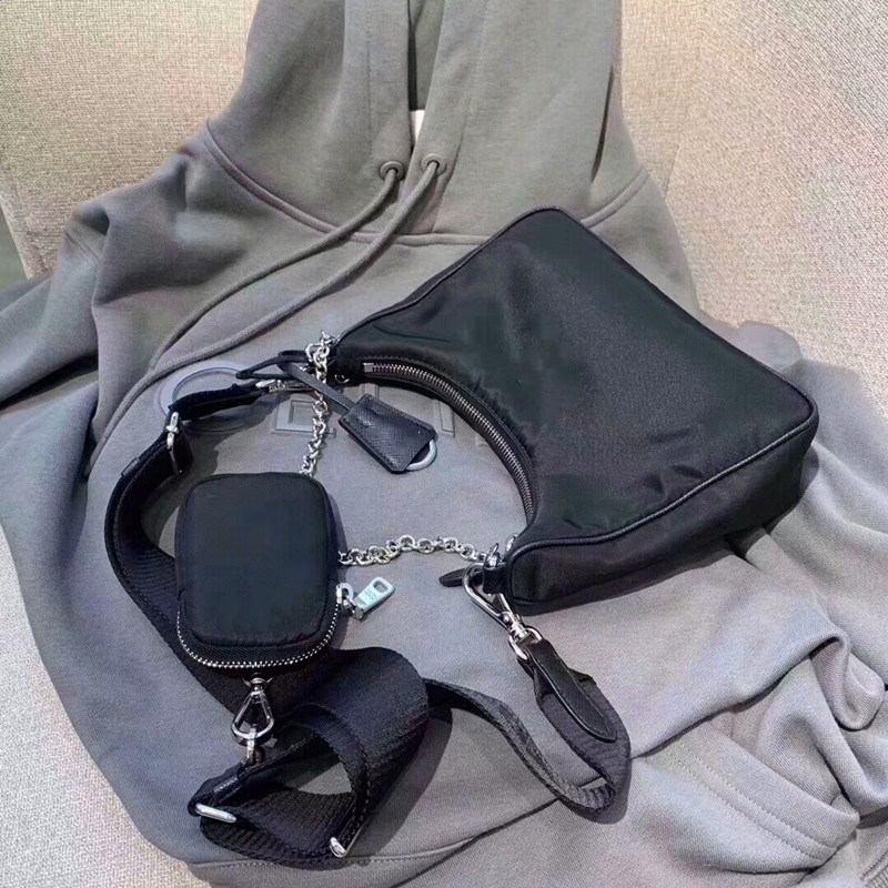 

Hot Sales Fashion Re-Edition 2005 Nylon Bags Famous Brand for Men and Women Desingers Wholesale Cross-body Nylon Purse With Small Coin Wallet Metal Chain, Black