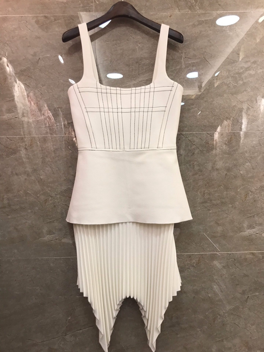 

2020 early spring new women' solid color decoration open-line pleated strapless strapless dress 106, Black