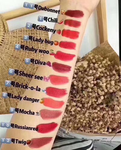 Le plus récent haut de crème de maquillage pour les lèvres en métal mat de haute qualité avec un petit triangle avec une odeur de chocolat 24pcs