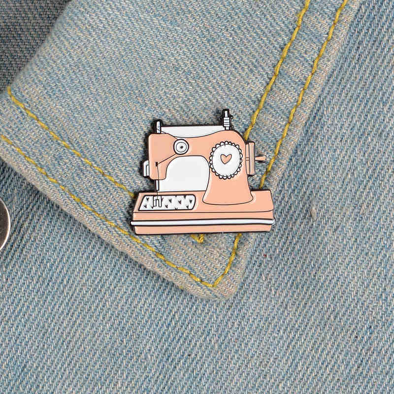 

Sewing machine pins brooches for women Light orange cartoon enamel pins Mom's love Lapel pin badge Clothes backpack jewelry collector gifts