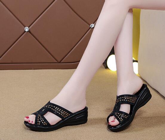 

Middle-aged and old mother slippers female summer fashion out of the middle aged a word to wear flip-flops joker anti - slip, With picture