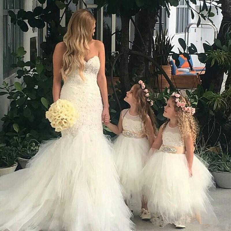 

Lovely Ball Gown Ankle Length Flower Girls Dresses 2019 With Gold Ribbon Sash Crystal Puffy Tulle Applique Girls Pageant Party Gowns N18, White