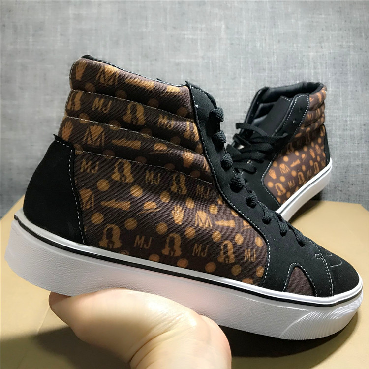 Mens Women Summer Desert Tactical Military Boots Mens Working Safty Shoes Trend Graffiti Boots Women Mid-top Canvas Leather Shoes Zapatos