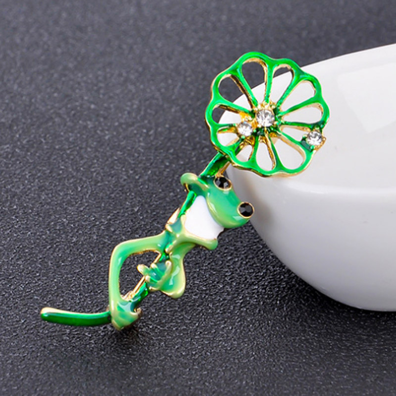 

Zlxgirl brooches jewelry fashion Green Enamel frog brooch pins women's cartoon scarf pins women bridal hijab accessory