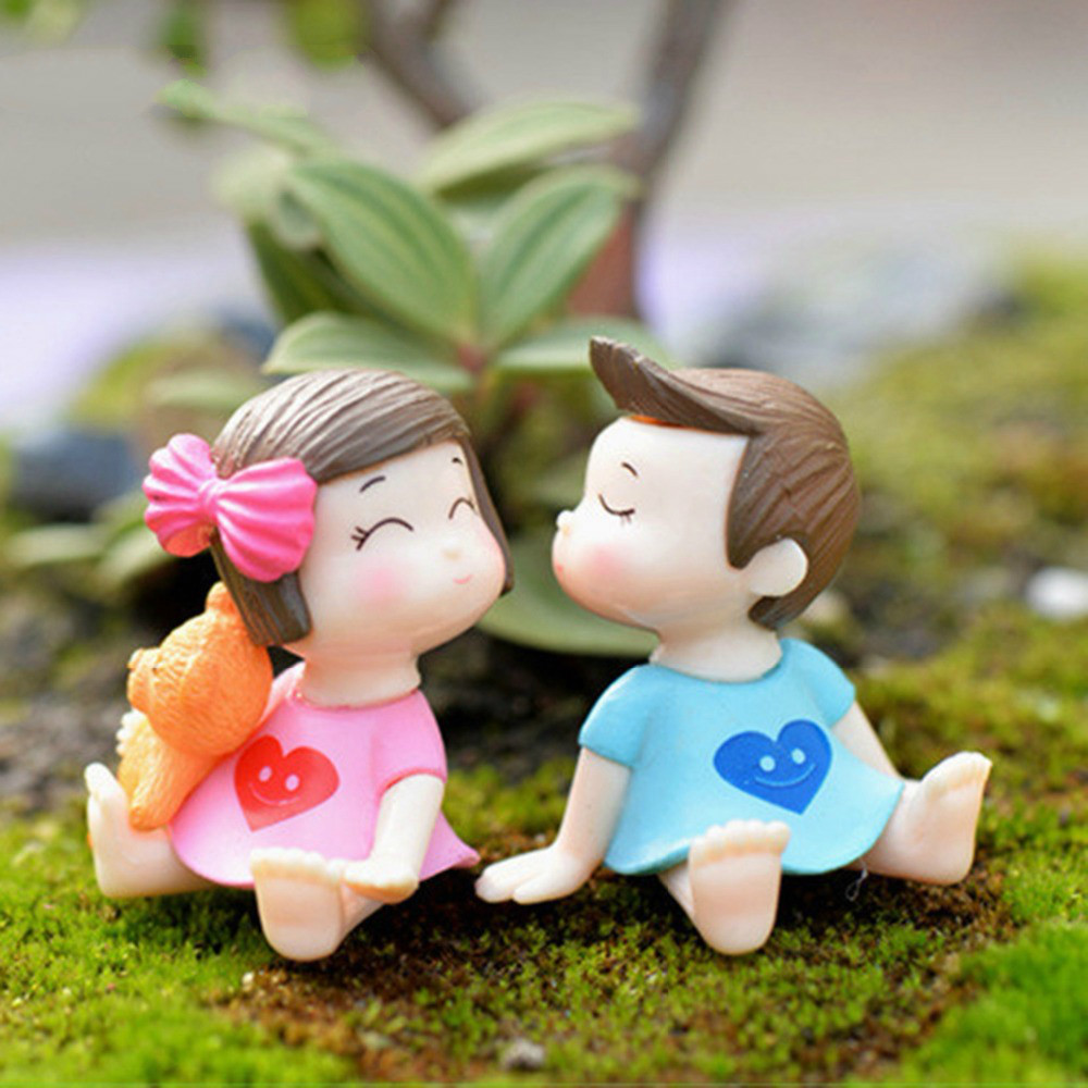 

1Pair Sweety Lovers Couple Figurines Miniatures Fairy Garden Gnome Moss Terrariums Resin Crafts Decoration Accessories