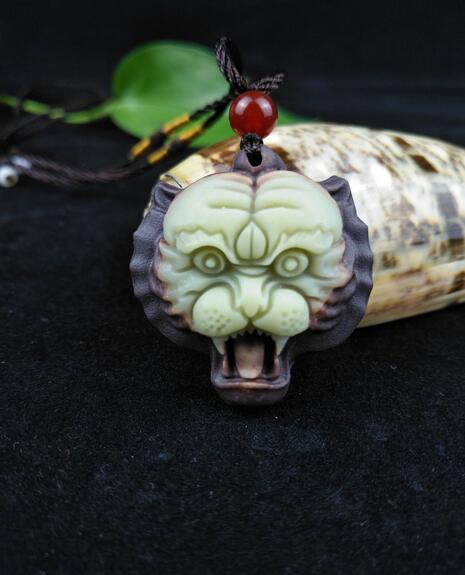 Chinois Sculpté Jaune Jade Goldfish Lotus Flower Pendant Collier exquis
