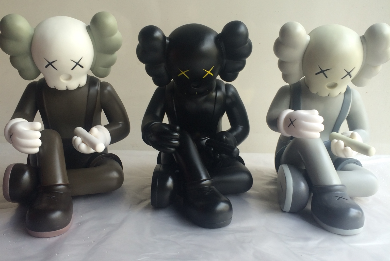 

Original Fake KAW Action Figures Proboscis doll 22cm Sitting position Vinyl figure Toy artwork Office decorations Decompression toys design art, Black