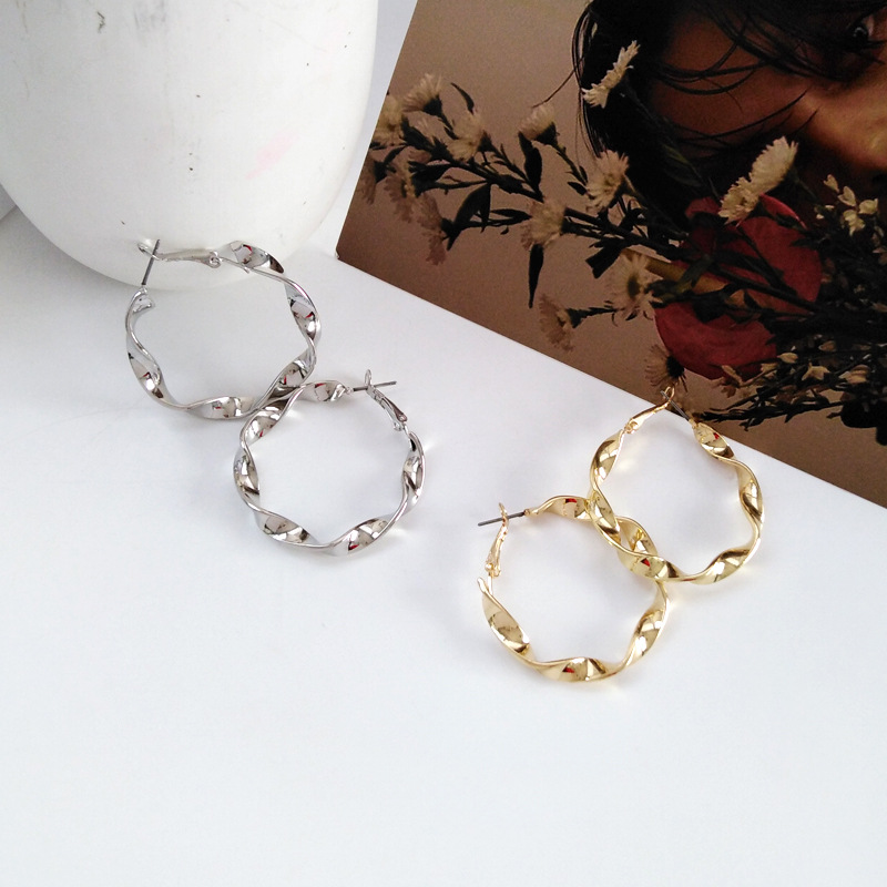 

Personalized Wild Earrings Metal Texture Simple Geometric Shape Twist Line Earrings European and American Style Earrings, Golden;silver