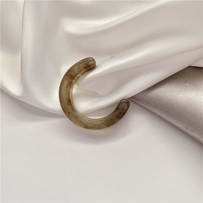 

Hoop & Huggie 2021 Silver Needle Korea Temperament Simple Ins Wind Retro C Shape Beige Earrings For Women Fashion Jewelry Accessories