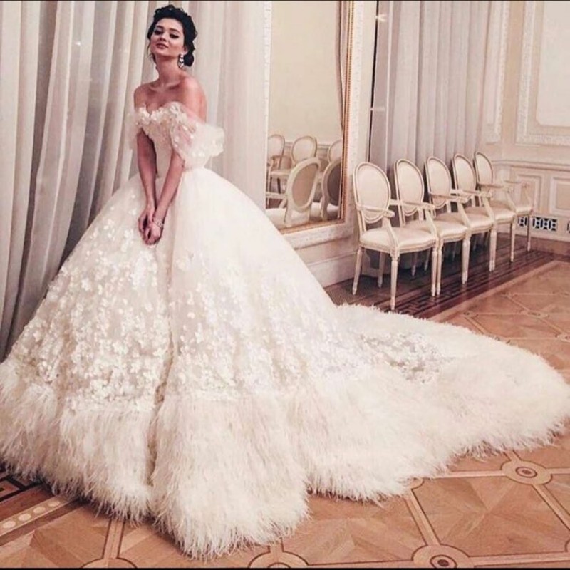 

A Line Beach Wedding Dresses Off Shoulder Sleeveless Feathers Appliques Lace Plus Size Wedding Dress Sweep Train Robes De Mariée, Hunter green