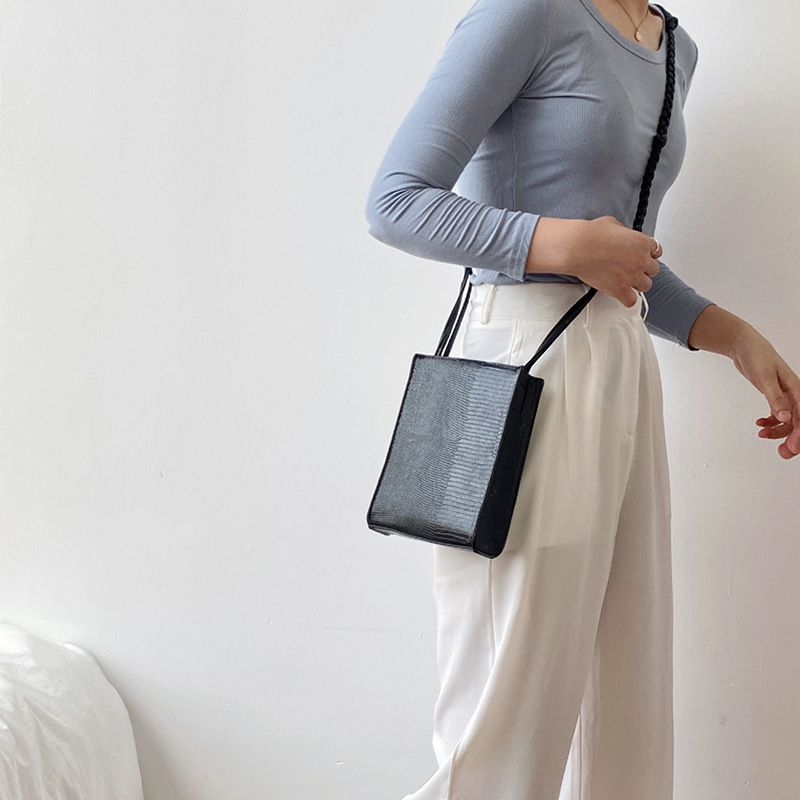 

Bag women 2019 new solid color creative lizard pattern women's fashion bag leisure one shoulder slant span small square, Beige