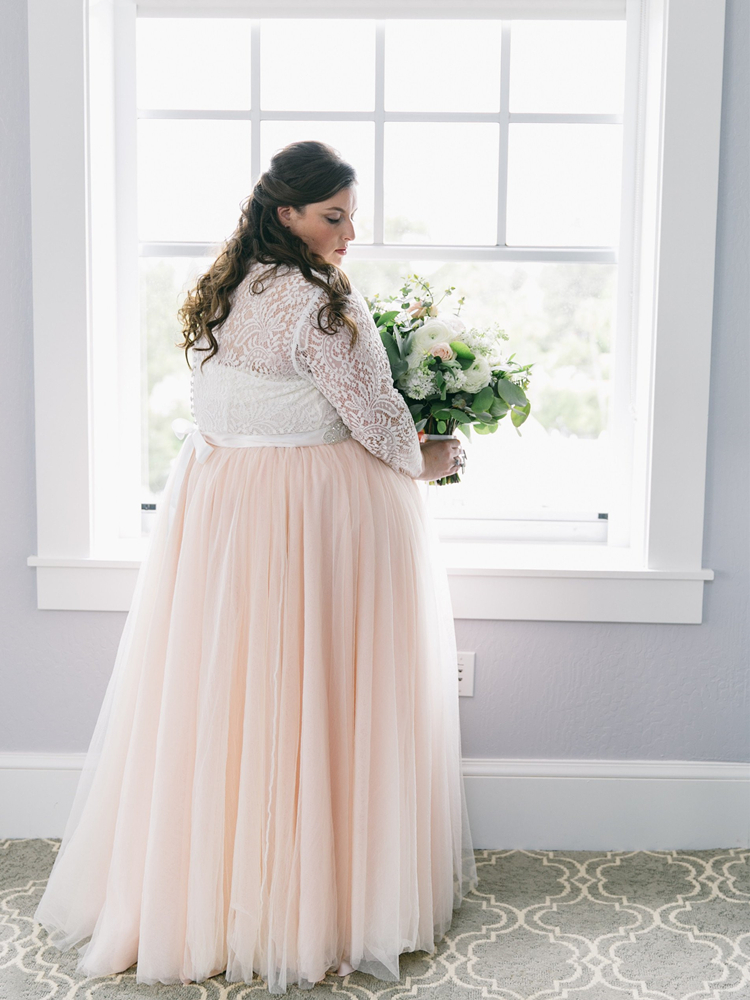Élégante dentelle Top fard à joues rose Robes de Mariée Plus Size manches longues col en V Une ligne Robes de mariée longueur de plancher de 2020