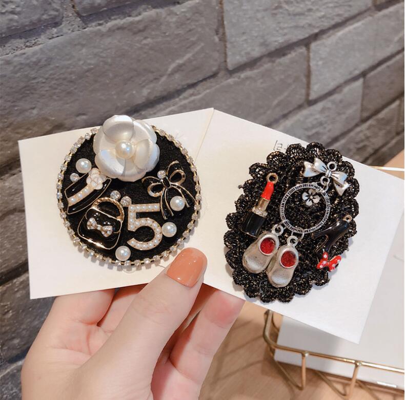 

2019 hot new products on the Korean version of the fashion brooch original design camellia pin buckle badge brooch